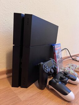 PlayStation 4 1TB + 2 originálne ovládače + hra - 3