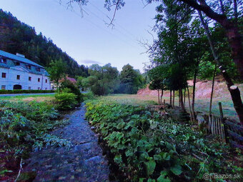 Stavebný pozemok pri Banskej Bystrici, rovina 2300 m2, potok - 3