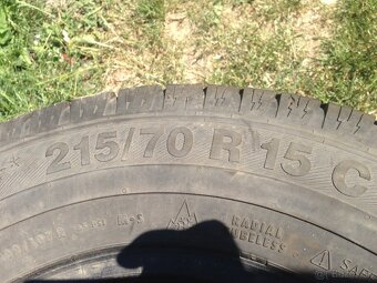 Predám zimné pumatiki 215/70r15c 5/5mm - 3