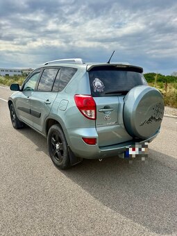Predám Toyota RAV4 2.2 D 4x4 - 3