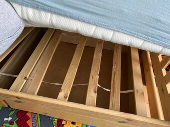 Posteľ 90x200, rošt, šufle na kolieskach - 3