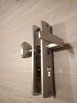 Štítové kovanie AXA (kľučka s guľou) na dvere - 3