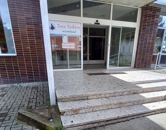 Odstúpenim zabehnutú predajňu second handu v Rožňave - 3