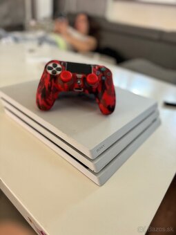ps 4 pro / PlayStation 4 . 1 TB (3 ovladače) - 3