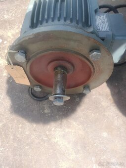 Prírubový elektromotor 2,2 kW (13) - 3