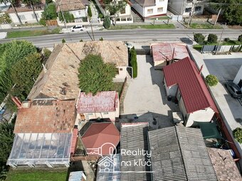 Na predaj dva rodinné domy s garážami a s obrovským pozemok - 3