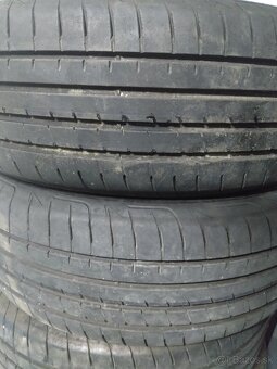 235/60R18 - 3