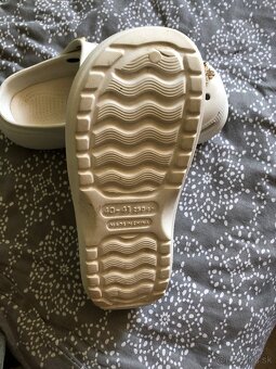 „Crocs-style” šľapky s krásnymi doplnkami - 3