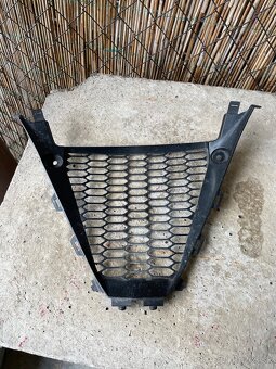 Mriežka v tvare písmena V na Suzuki GSX-R 1000 K7 K8 - 3