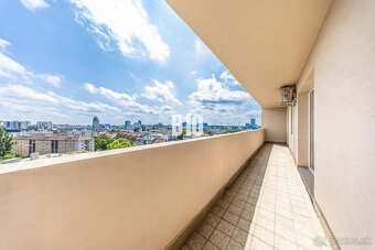 2 IZBOVÝ BYT NA KARADŽIČOVEJ V IKONICKEJ BYTOVKE S PERFEKTNÝ - 3