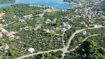 Stavebný pozemok v Lumbarde 706 m² – len 300 m od mora - 3