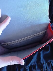 Červená kabelka v tvare knihy - 3