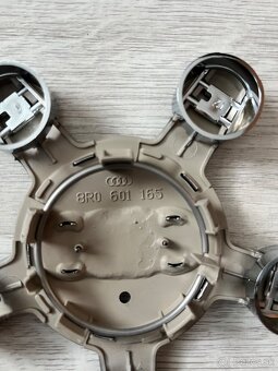 Stredová krytka kolesa AUDI 8R0601165 - 3