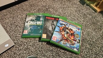 Xbox One S 500GB + joypad a hry - 3