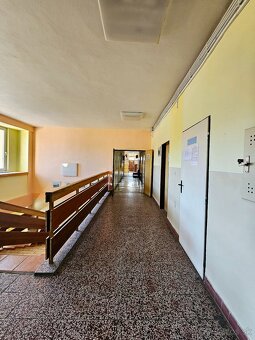 Na predaj obchodné priestory / zdravotné stredisko Handlová - 3