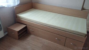 Masívna posteľ s nočním stolíkom a uložním priestorom - 3