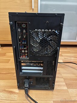 Starší herný počítač s grafikou NVIDIA GeForce GTX 1070 - 3