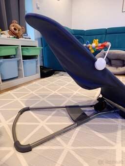 Lehátko Babybjorn s hračkou - 3