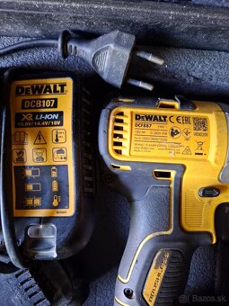 Dewalt rázova utahovačka, skrutkovač, baterky a nabíjačka - 3