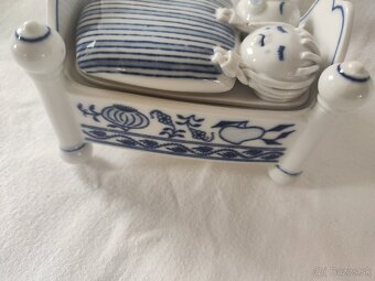 Porcelánová dóza na bonbóny,cibulák, Dubí, limitka - 3
