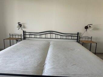 Postel s matracmi, nocné stolíky, lampy - 3