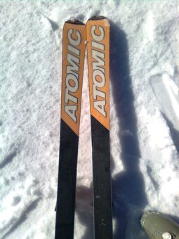 Lyže Atomic 180 cm, lyžiarky Nordica č. 30,5, palice 110cm - 3