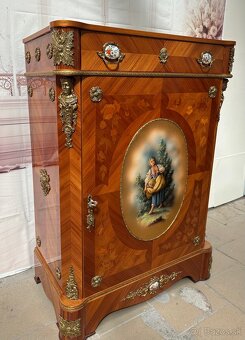 Komoda s bohatým zdobením - 3