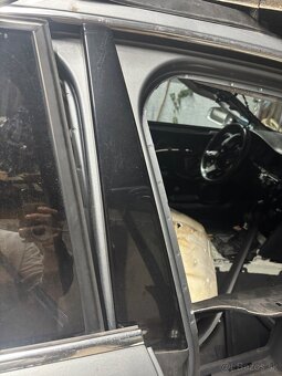 Audi a6c6 kryty stlpikov B - 3