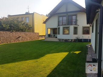 Rodinný dom v tichej lokalite s bazénom, garážou, kompletne - 3