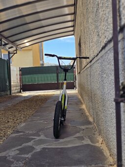 Veľká čierno/bielo/žltá kolobežka - 3