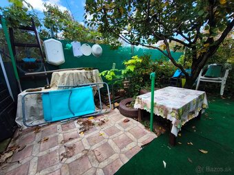 Udržiavaná záhrada so studňou a chatkou - 3