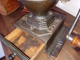 Predám - starý liatinový mlynček na kávu MUTZIG FRAMOUNT - 3