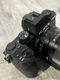 Fujifilm X-S10 + Viltrox 33mm f1.4 a príslušenstvo - 3