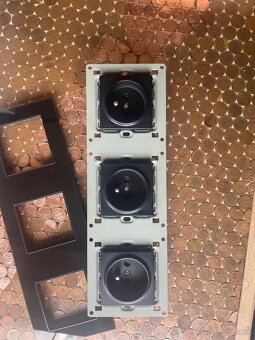 Zásuvka trojitá sklenená čierna - 3