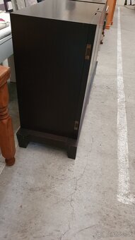 Komody 2 ks na drevenom podstavci - 3