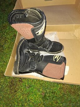 Detská prilba a čižmy - 3