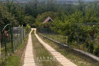 Záhrada s vybudovanou betónovou platňou na stavbu chaty - 3