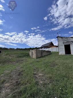 Na predaj oplotený stavebný pozemok v obci Banka, 1 623 m² - 3