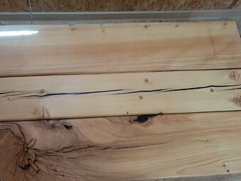 Drevený stolik so živicou - 3