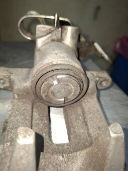 Zadné brzdové strmene passat b5.5 - 3