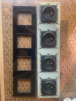 Zásuvka štvorka sklenená čierna - 3