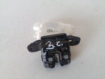zamok zadnych kufrovych dveri auris2 E18 40€ - 3
