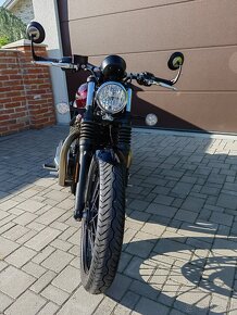 Triumph Bonneville Bobber - 3
