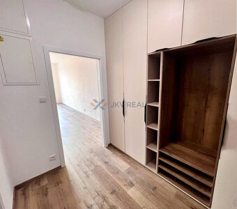 Ponúkame na predaj 2 izbový byt s balkónom za cenu 1 izbovéh - 3