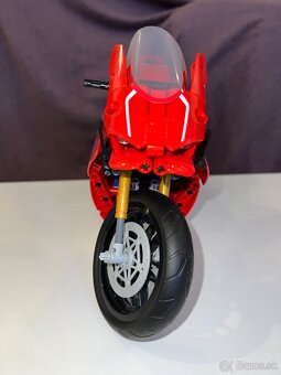 LEGO Technic Ducati Panigale V4 R (42107) - 3