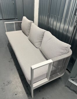 Predám dlhú časť terasovej/záhradnej sedačky + veľký stôl - 3