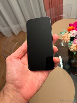 Predám čierny iPhone 15 256 GB - 3