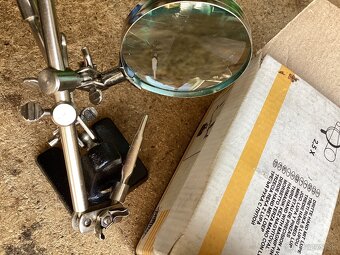 Tretia ruka s lupou - 3