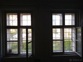 Staré okná s mrežami - 3