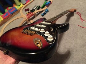 Fender Stratocaster - 3